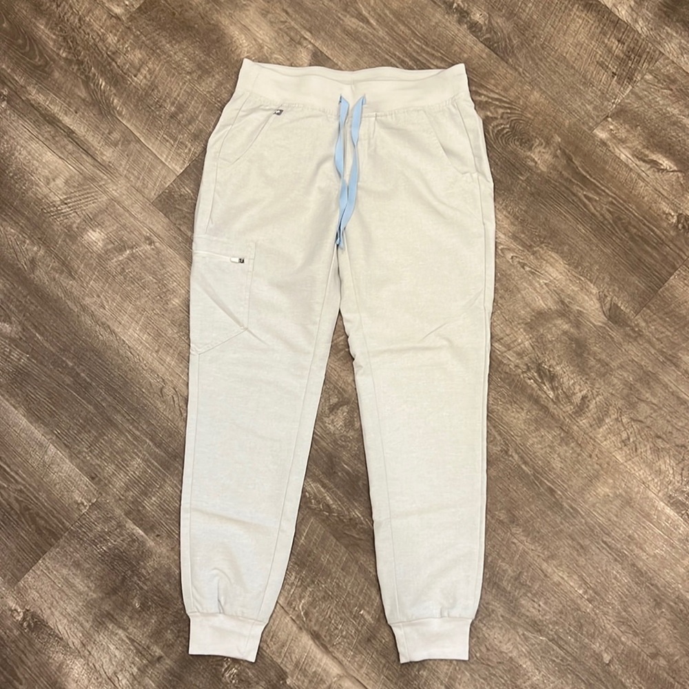 Figs small, regular length, jogger scrub bottom.
